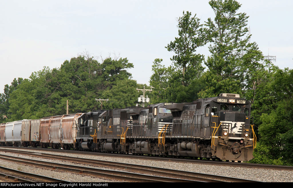 NS 8861 leads train 36Q northbound